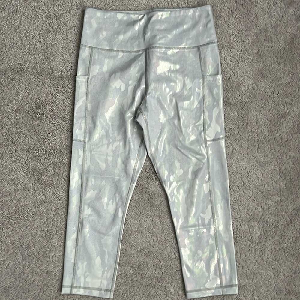 ZIYA Active women’s capri leggings, size 6-8, EUC IRIDESCENT/camo pattern